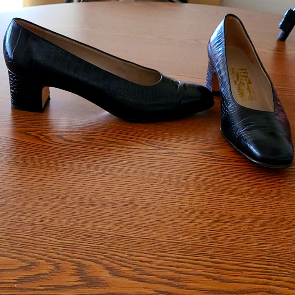 Ferragamo Italian Leather Designer Vintage Pumps